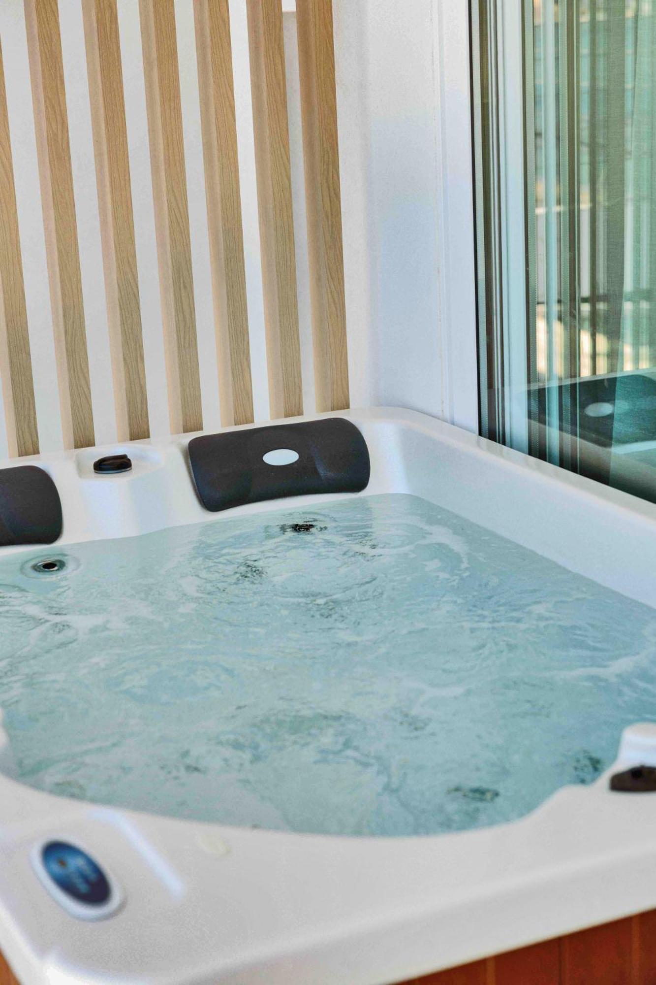 הרסוניסוס Skipper Beachfront Suites מראה חיצוני תמונה
